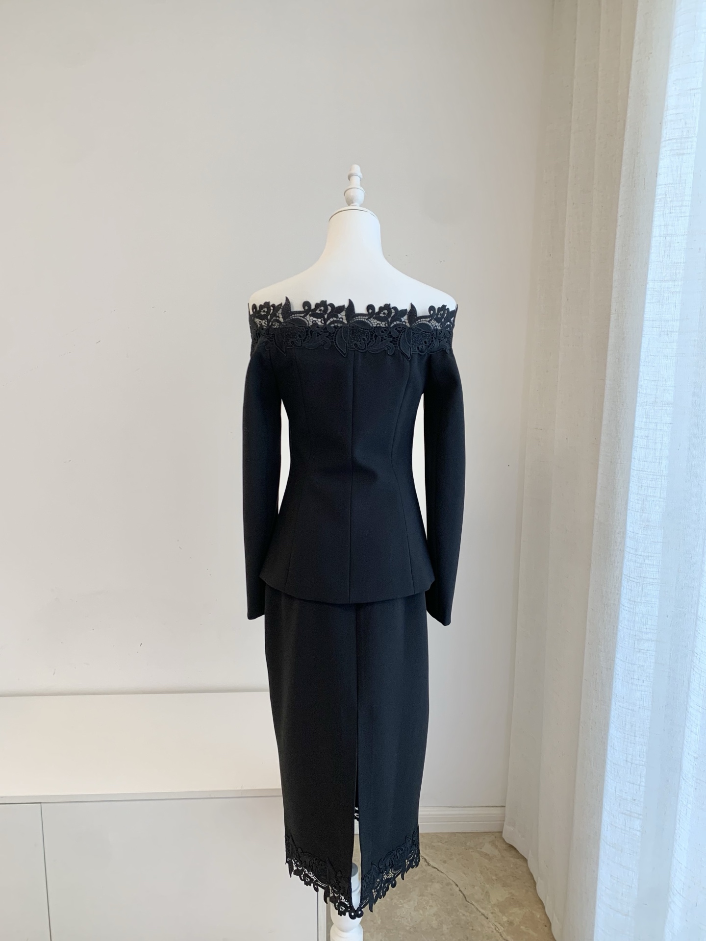 女性用、花柄刺繍の黒いセットアップ。スリットネック、長袖、シ - Midi Skirt Floral のレビューと価格