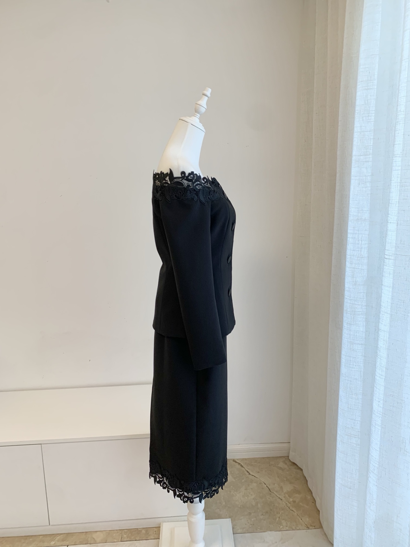 女性用、花柄刺繍の黒いセットアップ。スリットネック、長袖、シ - Midi Skirt Floral のレビューと価格