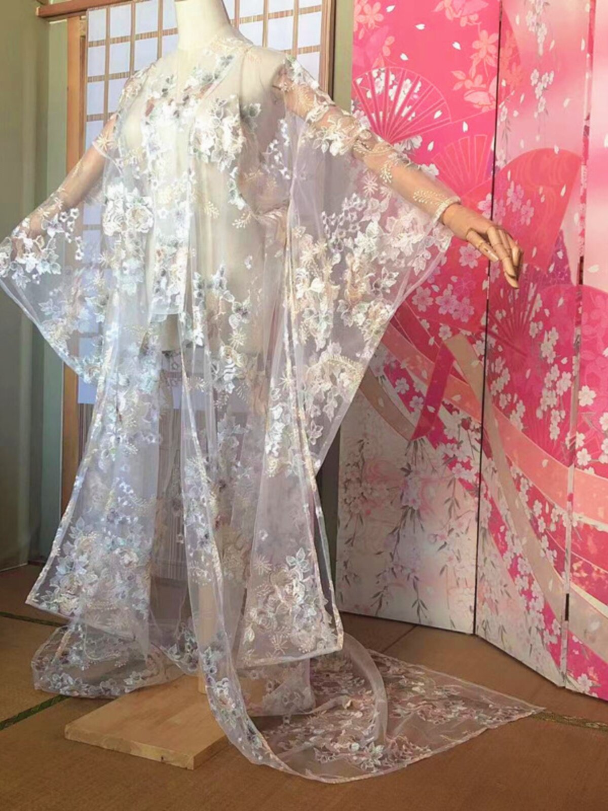 日本の伝統的なスタイルを取り入れた、透け感のある花柄刺繍の着 - Kimono Sheer Floral のレビューと価格