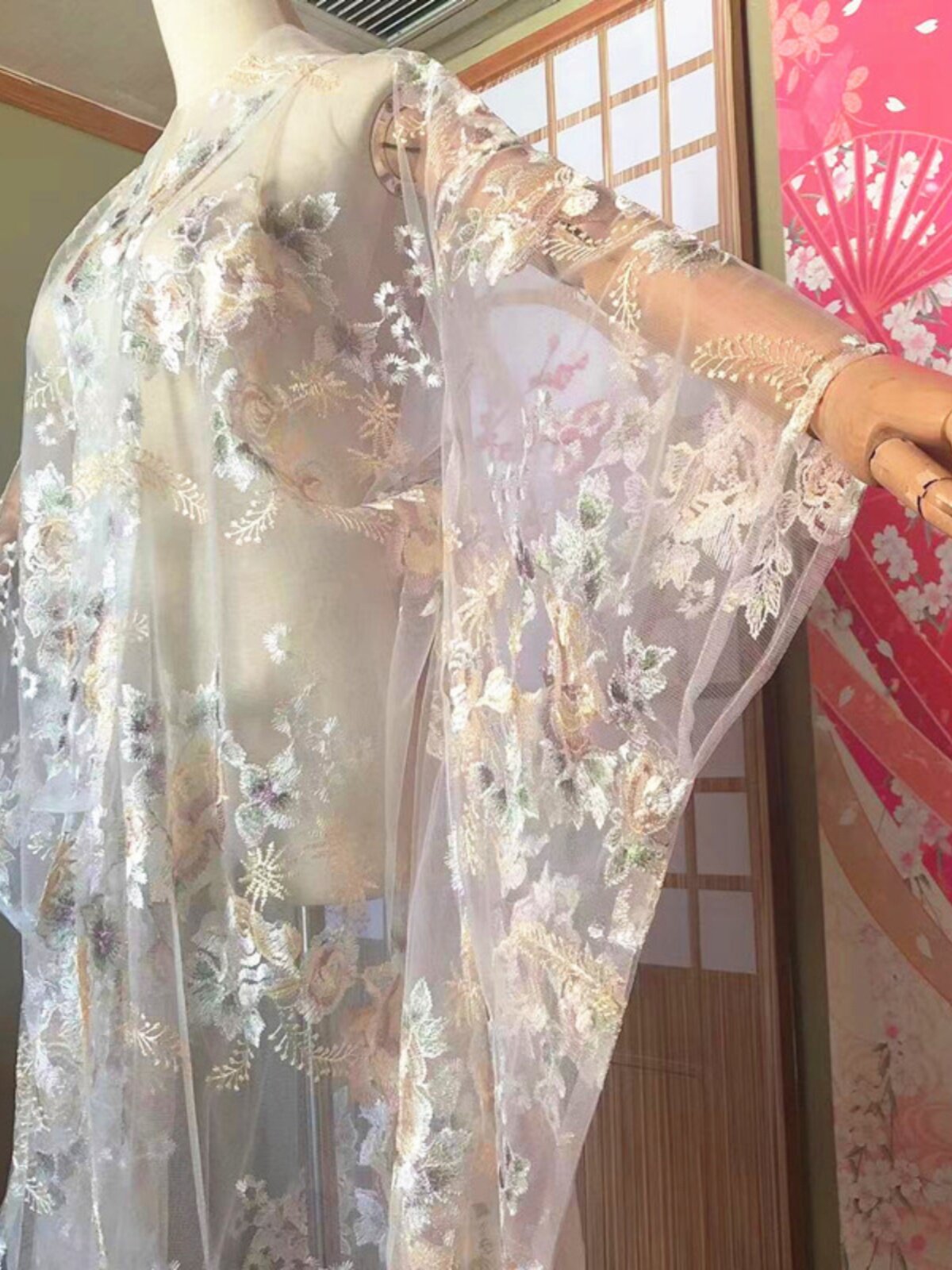日本の伝統的なスタイルを取り入れた、透け感のある花柄刺繍の着 - Kimono Sheer Floral のレビューと価格