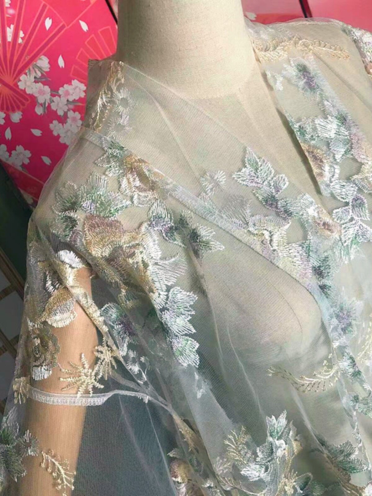 日本の伝統的なスタイルを取り入れた、透け感のある花柄刺繍の着 - Kimono Sheer Floral のレビューと価格