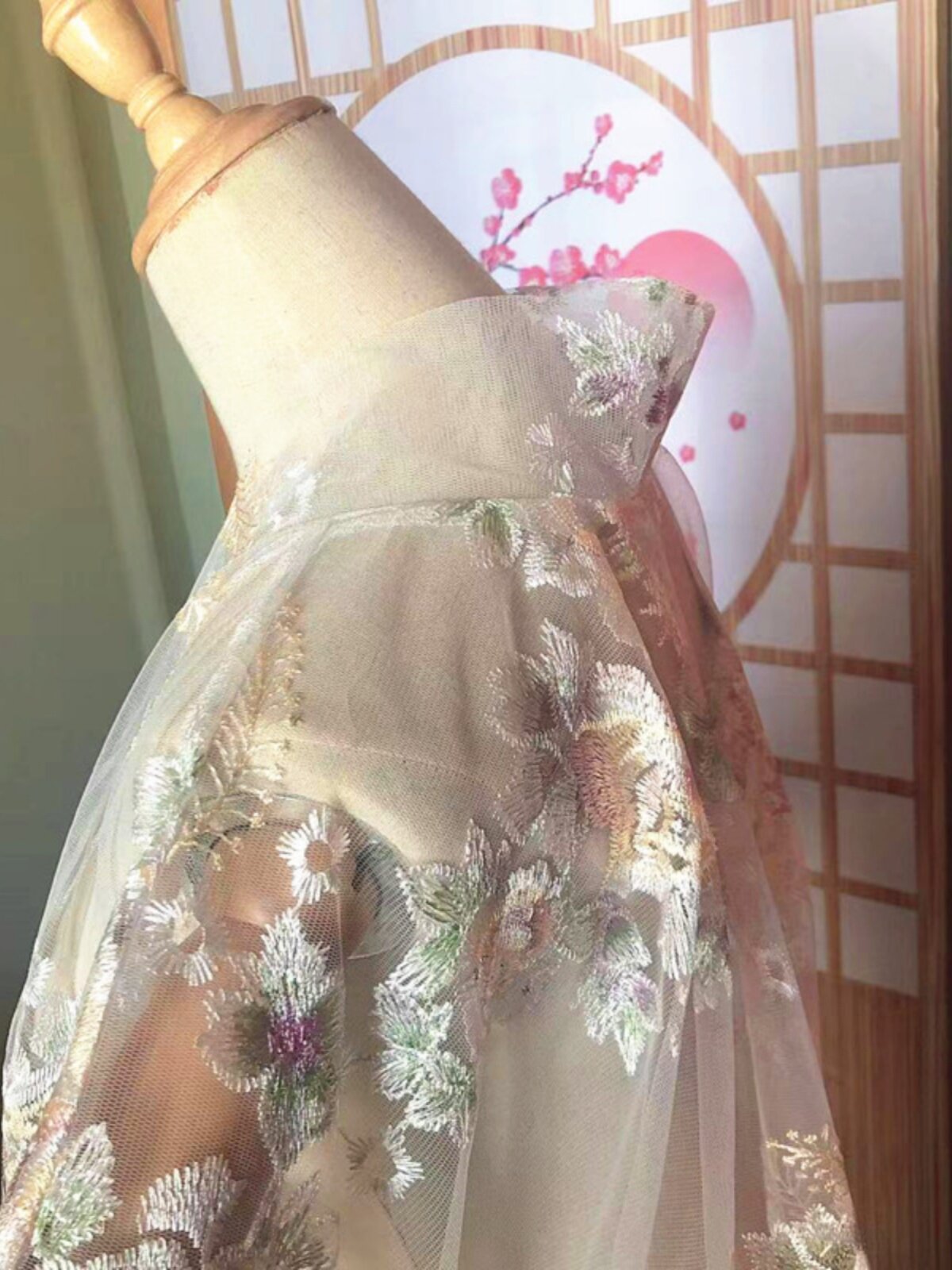 日本の伝統的なスタイルを取り入れた、透け感のある花柄刺繍の着 - Kimono Sheer Floral のレビューと価格